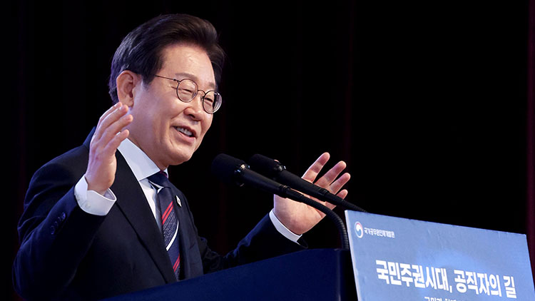 이재명 대통령이 14일 충북 진천 국가공무원인재개발원에서 70기 5급 신임관리자과정 교육생들에게 '국민주권시대, 공직자의 길'을 주제로 특강을 하고 있다. /연합뉴스