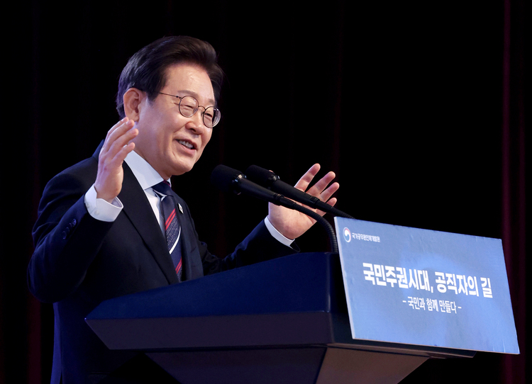 이재명 대통령이 14일 충북 진천 국가공무원인재개발원에서 70기 5급 신임관리자과정 교육생들에게 '국민주권시대, 공직자의 길'을 주제로 특강을 하고 있다. /연합뉴스