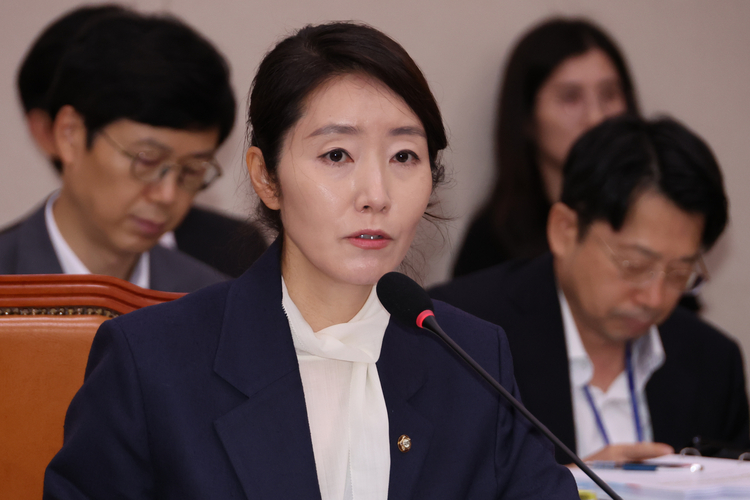 강선우 여성가족부 장관 후보자가 14일 국회 여성가족위원회에서 열린 인사청문회에서 위원의 질문에 답하고 있다.  /연합뉴스