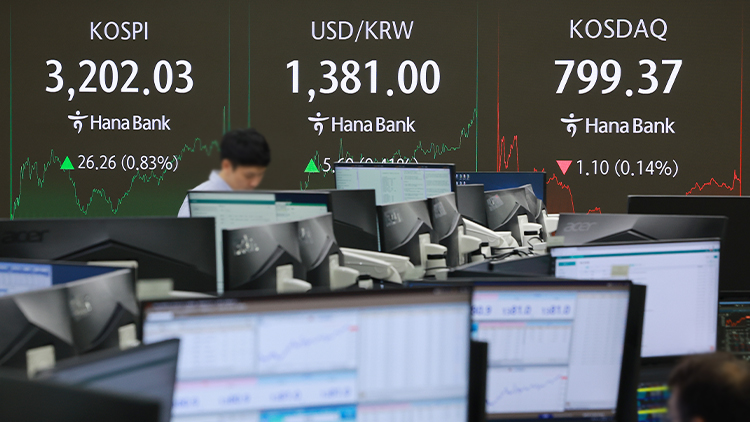 14일 서울 중구 하나은행 본점 딜링룸에서 딜러가 업무를 보고 있다. /연합뉴스