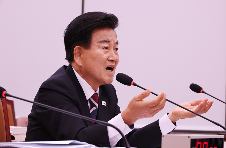 정동영 통일부 장관 후보자가 14일 국회 외교통일위원회에서 열린 인사청문회에 출석해 의원 질의에 답변하고 있다. /연합뉴스