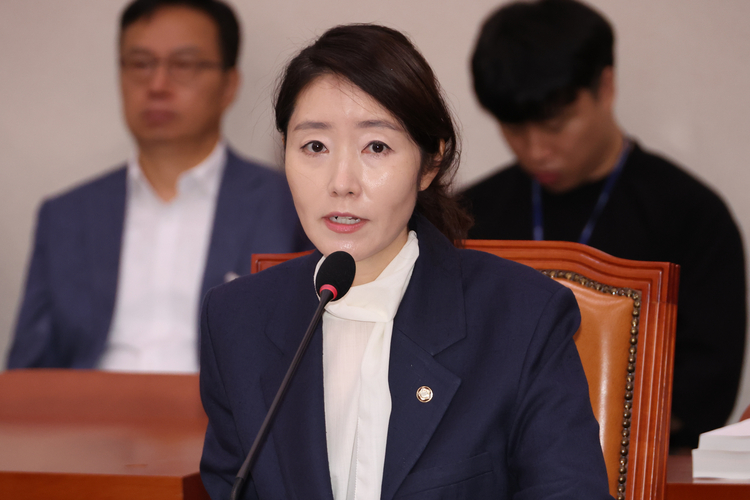 강선우 여성가족부 장관 후보자가 14일 국회 여성가족위원회에서 열린 인사청문회에서 위원의 질문에 답하고 있다. /연합뉴스