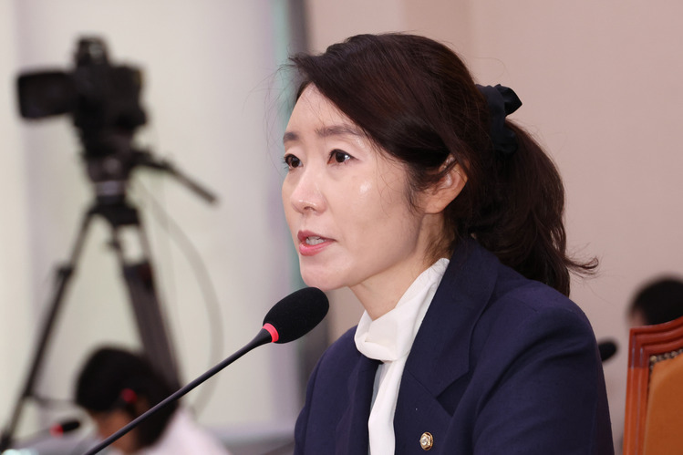 강선우 여성가족부 장관 후보자가 14일 서울 여의도 국회 여성가족위원회에서 열린 인사청문회에서 질문에 답하고 있다.  /연합뉴스