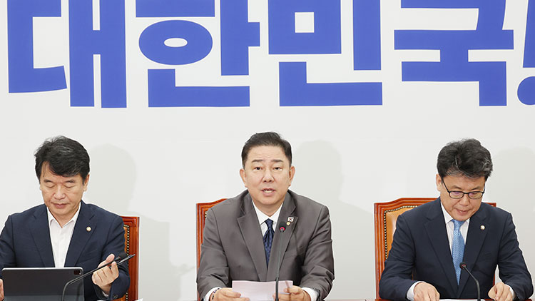 더불어민주당 김병기 당대표 직무대행 겸 원내대표가 15일 서울 여의도 국회에서 열린 더불어민주당 원내대책회의에서 발언하고 있다. /연합뉴스