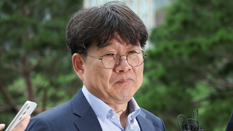 '양평고속도로 노선 변경 특혜 의혹' 관련 연루 의혹을 받는 이상화 동해종합기술공사 부사장이 15일 윤석열 전 대통령 배우자 김건희 여사와 관련한 의혹들을 수사하는 민중기 특별검사팀 사무실이 마련된 서울 종로구 KT광화문빌딩으로 출석하고 있다. /연합뉴스