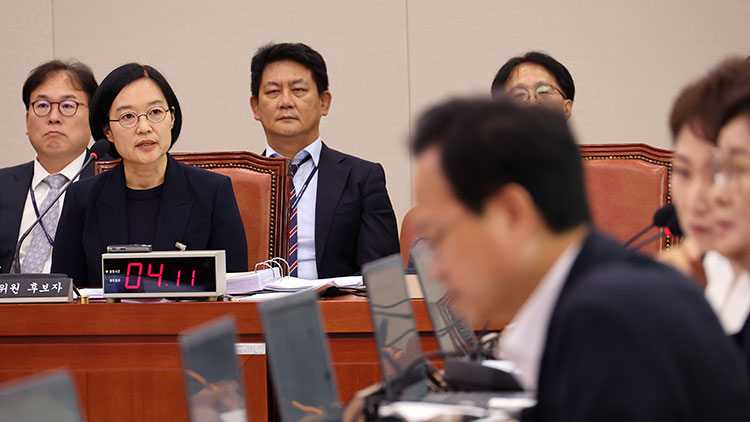 한성숙 중소벤처기업부 장관 후보자가 15일 서울 여의도 국회 산업통상자원중소벤처기업위원회 전체회의에서 열린 인사청문회에서 의원 질의에 답변하고 있다. /연합뉴스