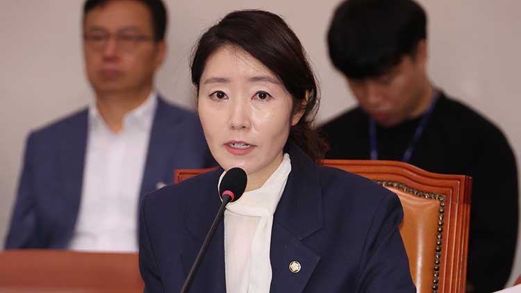 강선우 여성가족부 장관 후보자가 14일 국회 여성가족위원회에서 열린 인사청문회에서 위원의 질문에 답하고 있다. /연합뉴스 