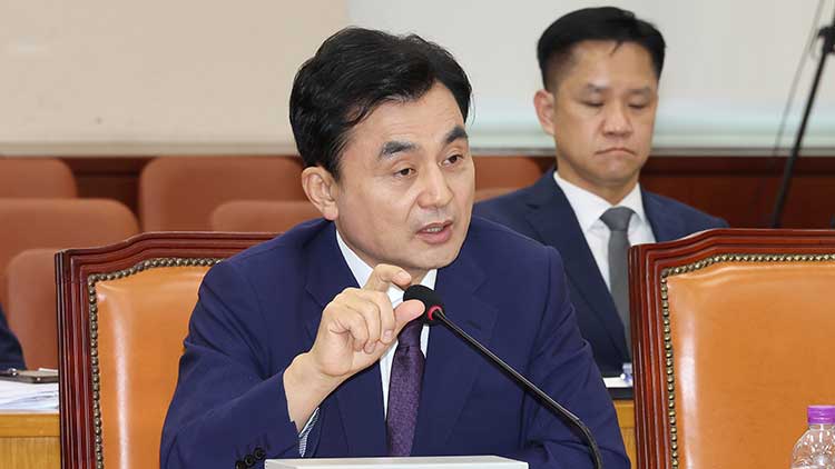 안규백 국방부 장관 후보자가 15일 국회 국방위원회에서 열린 인사청문회에서 의원 질의에 답변하고 있다. /연합뉴스 