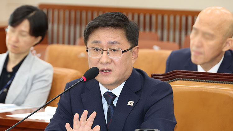 김성환 환경부 장관 후보자가 15일 서울 여의도 국회 환경노동위원회에서 열린 인사청문회에서 위원 질의에 답하고 있다. /연합뉴스