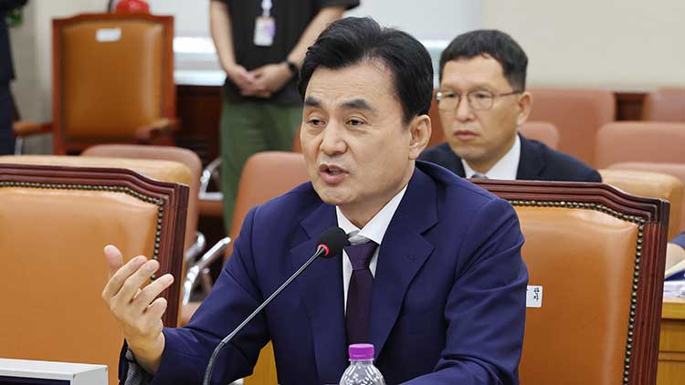 안규백 국방부 장관 후보자가 15일 국회 국방위원회에서 열린 인사청문회에서 의원 질의에 답변하고 있다. /연합뉴스 