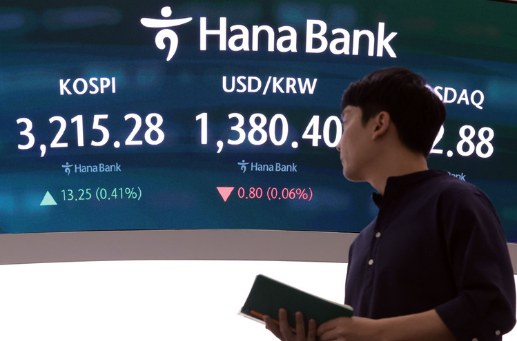 15일 서울 중구 하나은행 딜링룸 현황판에 코스피 지수 등이 표시되고 있다. /연합뉴스