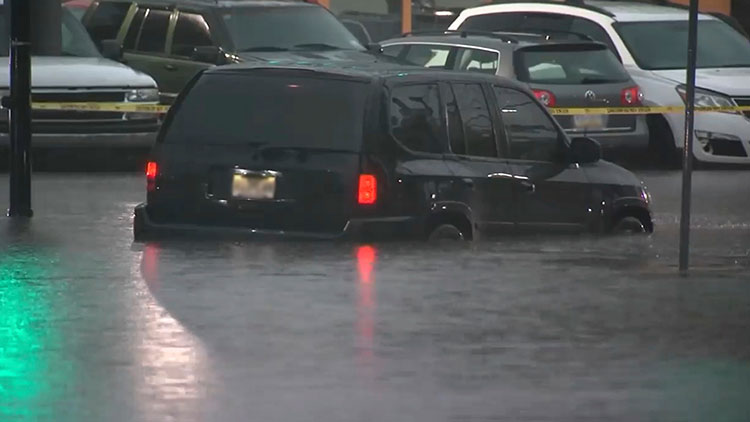 미 동부 뉴저지주 일대에 홍수로 인해 잠긴 차량의 모습 /AP=연합뉴스