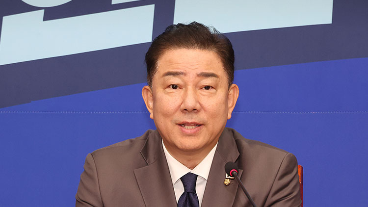 더불어민주당 김병기 당 대표 직무대행 겸 원내대표가 16일 국회에서 열린 최고위원회의에서 발언하고 있다. /연합뉴스
