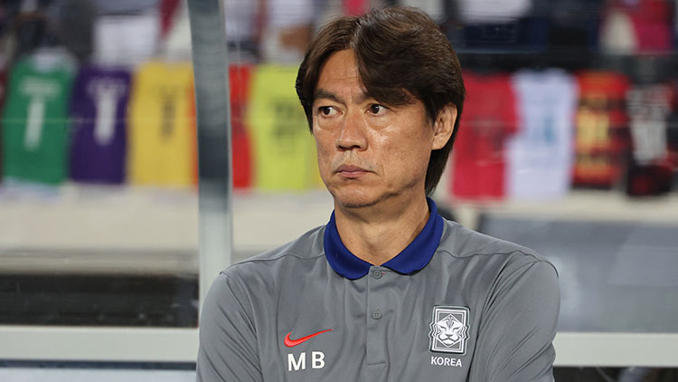 지난 15일 경기도 용인미르스타디움에서 열린 2025년 동아시아축구연맹(EAFF) E-1 챔피언십(동아시안컵) 남자부 최종 3차전 한국과 일본의 경기에서 패배한 한국 대표팀의 홍명보 감독이 굳은 표정으로 앉아 있다. /연합뉴스