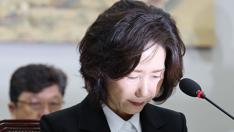 이진숙 사회부총리 겸 교육부 장관 후보자가 16일 서울 여의도 국회 교육위원회에서 열린 인사청문회에서 자녀 조기 유학 관련 질의에 답한 뒤 고개를 숙이고 있다. /연합뉴스