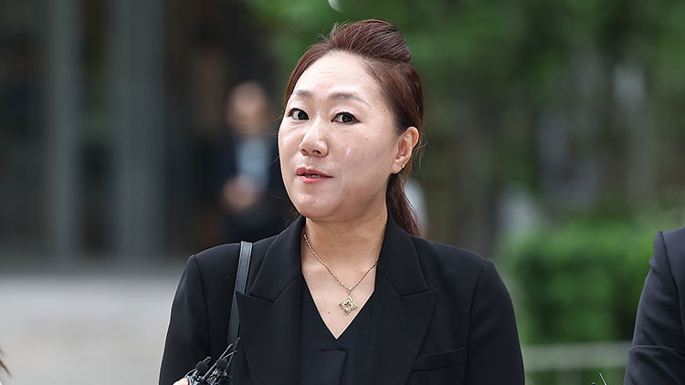 '명태균 의혹' 최초 제보자인 강혜경씨가 16일 김건희 특검의 참고인 조사를 위해 서울 종로구 KT광화문빌딩 웨스트에 마련된 특검 사무실에 문건일 변화사와 출석하며 취재진 질문에 답하고 있다. /연합뉴스