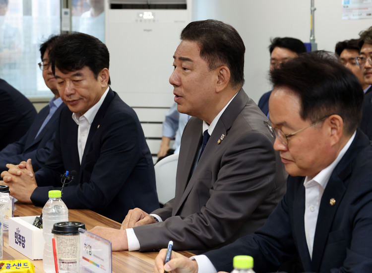 더불어민주당 김병기 당 대표 직무대행 겸 원내대표가 16일 폭염 관련 물류센터 현장점검을 위해 서울 서초구 쿠팡 서초1캠프를 방문, 박대준 쿠팡 대표이사와 폭염 대응 및 배송인력 업무환경에 대한 간담회를 갖고 있다.  /공동취재