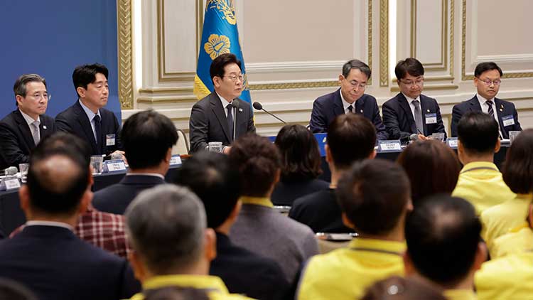 이재명 대통령이 16일 청와대 영빈관에서 열린 '기억과 위로, 치유의 대화' 사회적 참사 유가족 간담회에서 발언하고 있다. /연합뉴스 