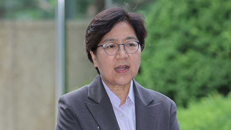 정은경 보건복지부 장관 후보자가 지난달 30일 서울 중구 남대문로에 마련된 인사청문회 준비 사무실로 출근하며 취재진 질문에 답하고 있다. /연합뉴스