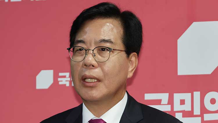 국민의힘 송언석 비대위원장 겸 원내대표가 16일 서울 여의도 국회에서 자신을 비롯한 나경원·윤상현·장동혁에 대해 거취 결정을 요구한 혁신위원회의 인적쇄신안에 대한 입장을 밝히고 있다. /연합뉴스 