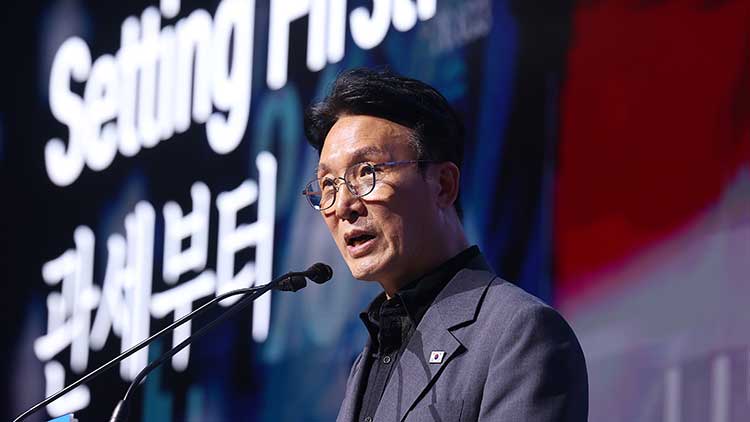 김민석 국무총리가 16일 경북 경주시 라한셀렉트 호텔에서 열린 제48회 대한상공회의소 하계포럼에 참석해 기조연설을 하고 있다. /연합뉴스 