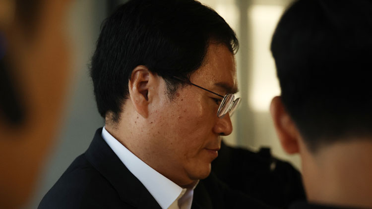 윤창호 전 한국증권금융 사장이 17일 서울 종로구 KT광화문빌딩 웨스트에 마련된 김건희 여사 의혹 수사 민중기 특별검사 사무실에 출석하고 있다. /연합뉴스