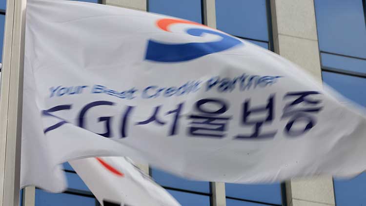 지난 16일 서울 종로구 SGI서울보증 본사 앞에 사기가 바람에 날리고 있다. /연합뉴스 