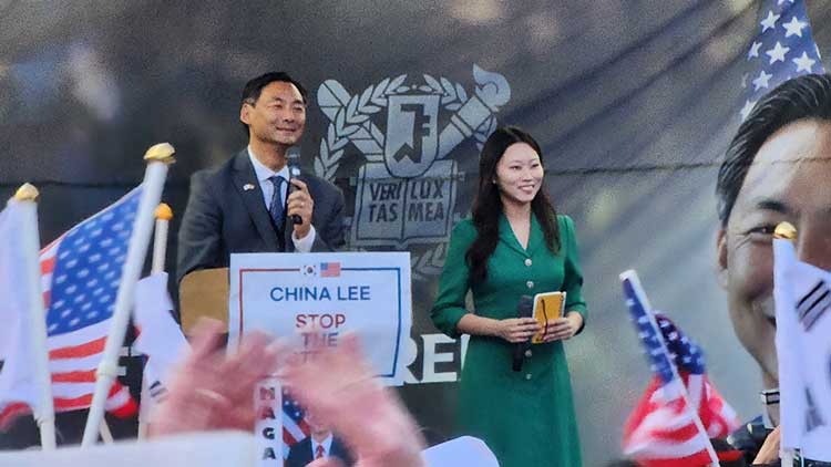 부정선거 음모론으로 논란을 빚어온 모스 탄(한국명 단현명) 전 미국 국제형사사법대사(리버티대 교수)가 15일 서울대 정문 앞에서 간담회를 열고 윤석열 전 대통령의 비상계엄 선포를 옹호하고 있다. /연합뉴스 