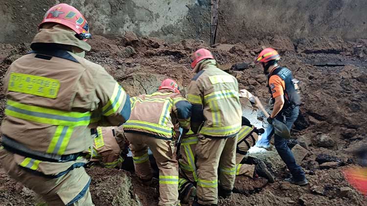 16일 오후 경기 오산시 가장교차로 고가도로의 10ｍ 높이 옹벽이 도로로 무너지며 차량 2대를 덮치는 사고가 발생해 소방대원들이 구조작업을 하고 있다. /연합뉴스 