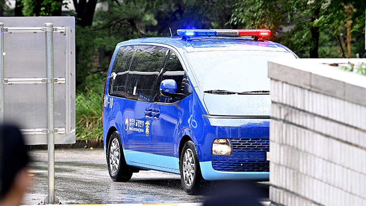 윤석열 전 대통령이 탑승한 호송차가 18일 서울 서초구 서울중앙지방법원으로 들어서고 있다. /사진공동취재단