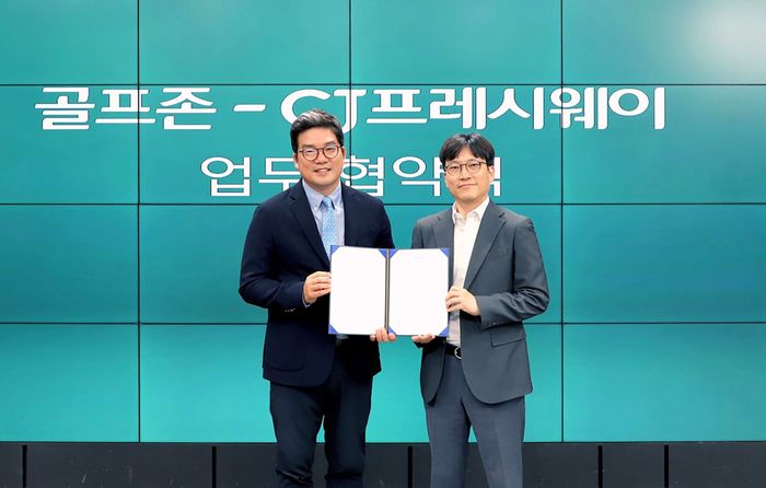 손장순 골프존 플랫폼사업부장(왼쪽)과 최석중 CJ프레시웨이 FS사업담당이 업무협약 기념 사진 촬영에 임하고 있다. / CJ프레시웨이 제공