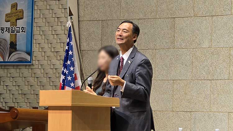지난 17일 오후 서울 은평구 진관동 은평제일교회에서 열린 예배에서 모스 탄(한국명 단현명) 미국 리버티대 교수가 설교하고 있다.
    탄 교수는 이날 윤석열 전 대통령 탄핵에 반대해온 전직 한국사 강사 전한길 씨 등과 간담회를 열었다. /연합뉴스