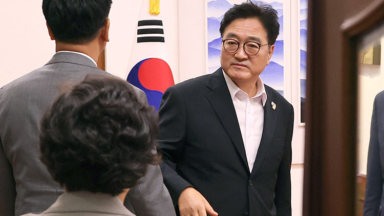 18일 국민의힘 송언석 비상대책위원장 겸 원내대표를 비롯한 원내 지도부가 권성동 의원실 압수 수색 등에 항의하며 우원식 국회의장을 방문하고 있다./연합뉴스