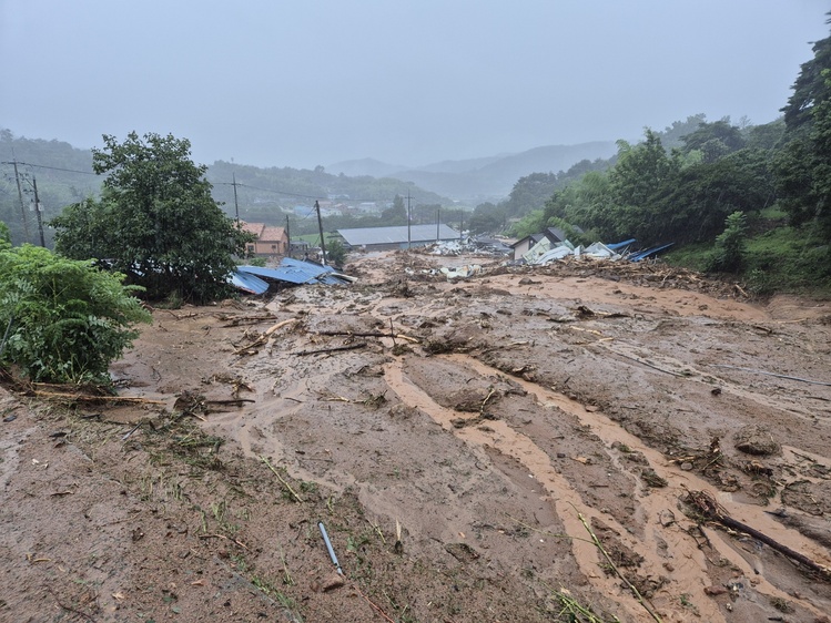 19일 오후 경남 산청군 산청읍 한 농장 인근이 집중호우로 인해 유출된 토사로 뒤덮였다. /경남소방본부 제공