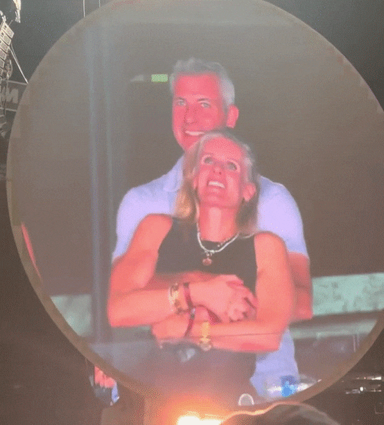 지난 16일 미국 매사추세츠 보스턴에서 열린 밴드 콜드플레이 콘서트에서 미국 IT기업 '아스트로노머' CEO(최고경영자) 앤디 바이런과 CPO(최고인사책임자) 크리스틴 캐벗이 다정하게 스킨십을 하며 공연을 관람하는 모습이 포착됐다. 이 영상이 소셜미디어를 통해 퍼지면서 불륜 스캔들이 불거졌다./엑스