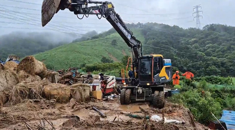 폭우와 산사태가 발생한 지난 19일 경남 산청군 산청읍 부리에서 수색 작업이 진행 중이다. /경남소방본부 제공