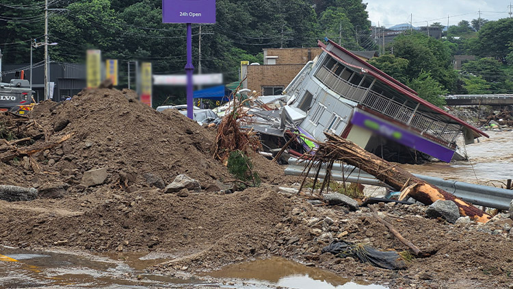 20일 오전 경기 가평군에서 집중호우로 편의점 건물이 무너져 내린 모습. /연합뉴스