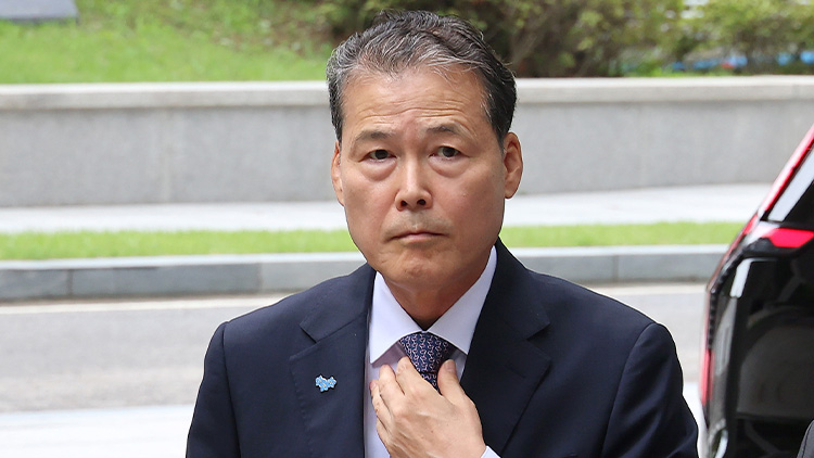 김영호 통일부 장관이 20일 내란특검 사무실이 마련된 서울 서초구 서울고검에 조사를 받기 위해 출석하고 있다.  /연합뉴스