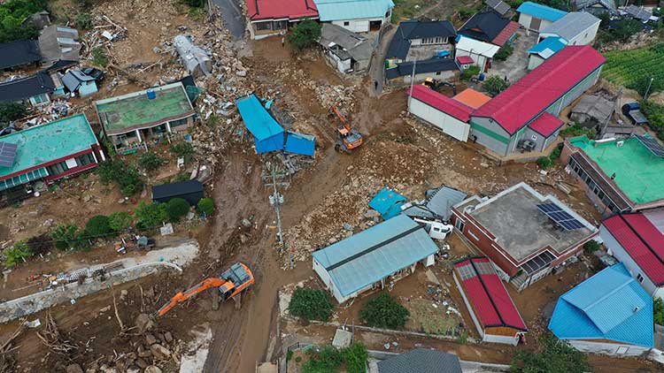 지난 20일 오후 경남 산청군 산청읍 외정마을에 전날 집중호우와 산사태 영향으로 마을의 주택 등이 파손돼 있다. /연합뉴스 