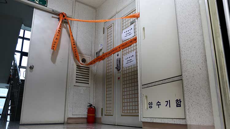 21일 인천에서 사제 총기를 발사해 가족을 숨지게 한 피의자의 주거지에 폴리스 라인이 설치돼 있다.
    서울경찰청은 경찰특공대가 피의자의 서울 도봉구 쌍문동 주거지에서 신나와 타이머 등 사제 폭발물을 발견해 제거했다고 밝혔다. /연합뉴스 