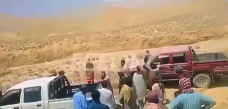 파키스탄에서 가족이 반대하는 연애 결혼을 한 여성이 명예 살인을 당하는 모습이 소셜미디어에 퍼져 논란이 되고 있다./ 엑스