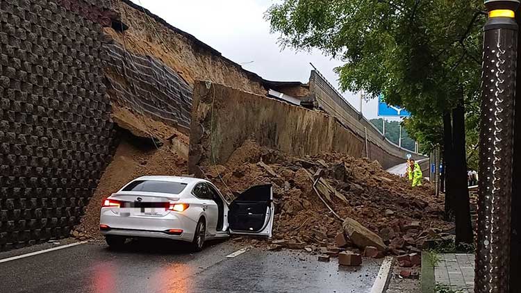지난 16일 집중 호우로 경기 오산 가장교차로 고가도록 옹벽이 붕괴돼 차량 2대가 깔리는 사고가 발생한 모습 /연합뉴스