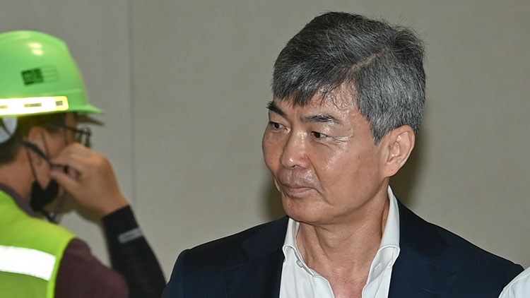 이종호 전 블랙펄인베스트 대표가 지난 21일 서울 종로구 KT광화문빌딩에 마련된 김건희 여사 관련 의혹을 수사 중인 민중기 특별검사팀 사무실에 출석하는 모습 /공동취재