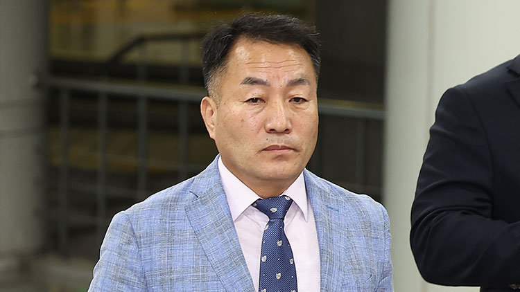 국회 증언·감정 등에 관한 법률 위반 등 혐의를 받는 김계환 전 해병대사령관이 구속 전 피의자 심문(영장실질심사)을 위해 22일 서울 서초구 서울중앙지방법원으로 향하고 있다. /연합뉴스