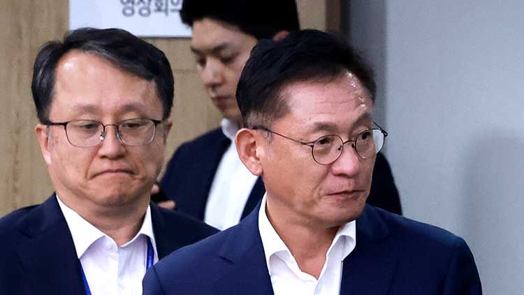 대통령실은 비상계엄을 옹호하는 내용의 책을 대선 직전 출간한 것 등으로 논란이 불거지진 강준욱 대통령실 국민통합비서관(왼쪽)이 22일 자진 사퇴했다고 강유정 대변인 브리핑을 통해 밝혔다. 사진은 지난 17일 서울 용산 대통령실 청사에서 열린 대통령 수석·보좌관 회의에 참석한 강 비서관. /연합뉴스