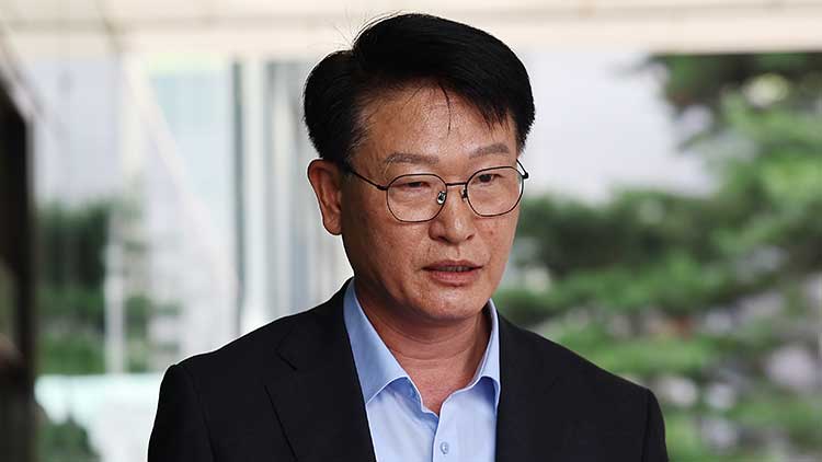 이영팔 소방청 차장이 22일 서울 서초구 서울고등법원에 마련된 내란 특검 사무실로 향하고 있다. /연합뉴스 