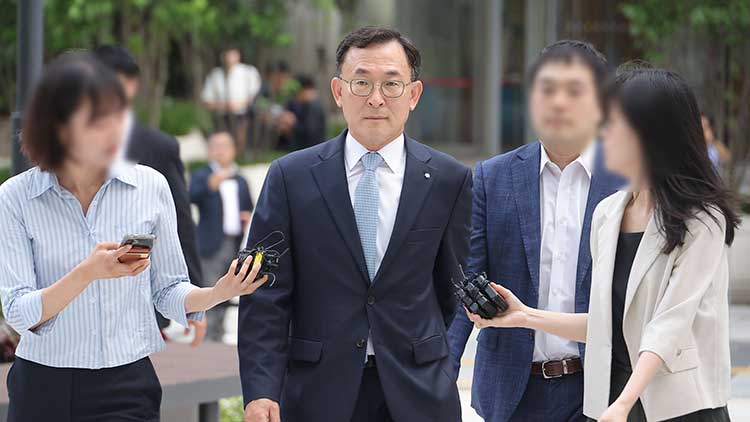 정근수 전 신한은행 부행장이 23일 서울 종로구 KT광화문빌딩에 마련된 김건희 여사 관련 의혹을 수사 중인 민중기 특별검사팀 사무실에 출석하고 있다. /연합뉴스 