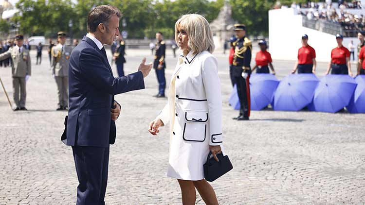 2025년 7월 14일 에마뉘엘 마크롱 프랑스 대통령과 그의 부인 브리짓이 프랑스 파리 바스티유 기념일 행사 중 연례 바스티유 기념일 군사 퍼레이드를 떠나고 있다. /EPA=연합뉴스