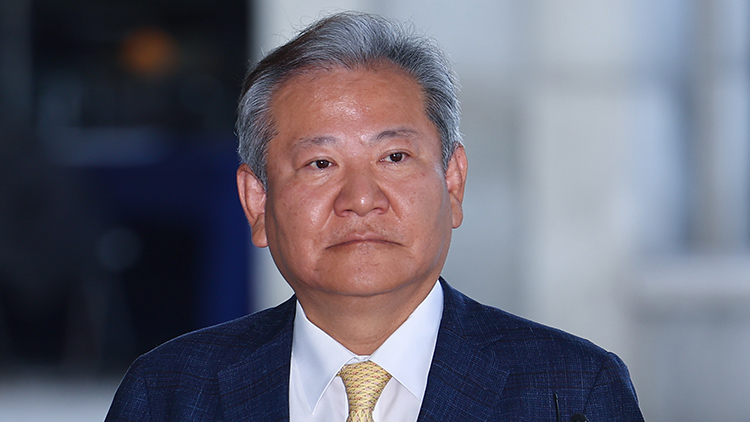 이상민 전 행정안전부 장관이 25일 내란특검 조사를 받기 위해 특검팀 사무실이 마련된 서울 서초구 서울고등검찰청으로 들어가고 있다. /연합뉴스 