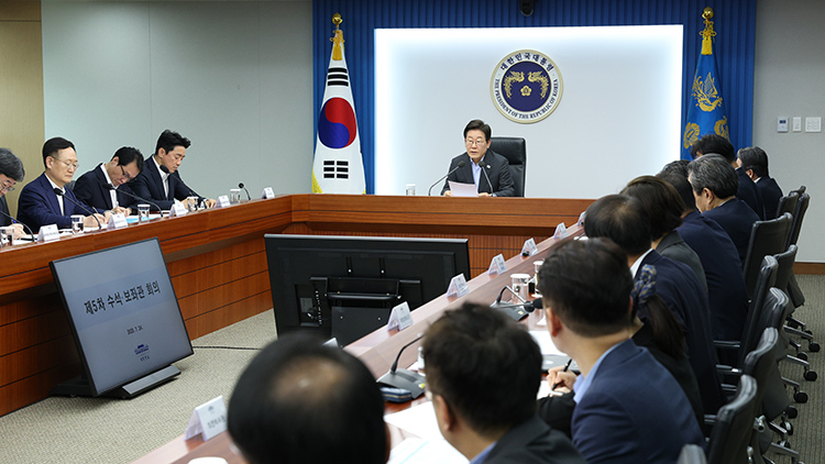 이재명 대통령이 지난 24일 서울 용산 대통령실 청사에서 열린 5차  수석·보좌관 회의를 주재하고 있다. /연합뉴스